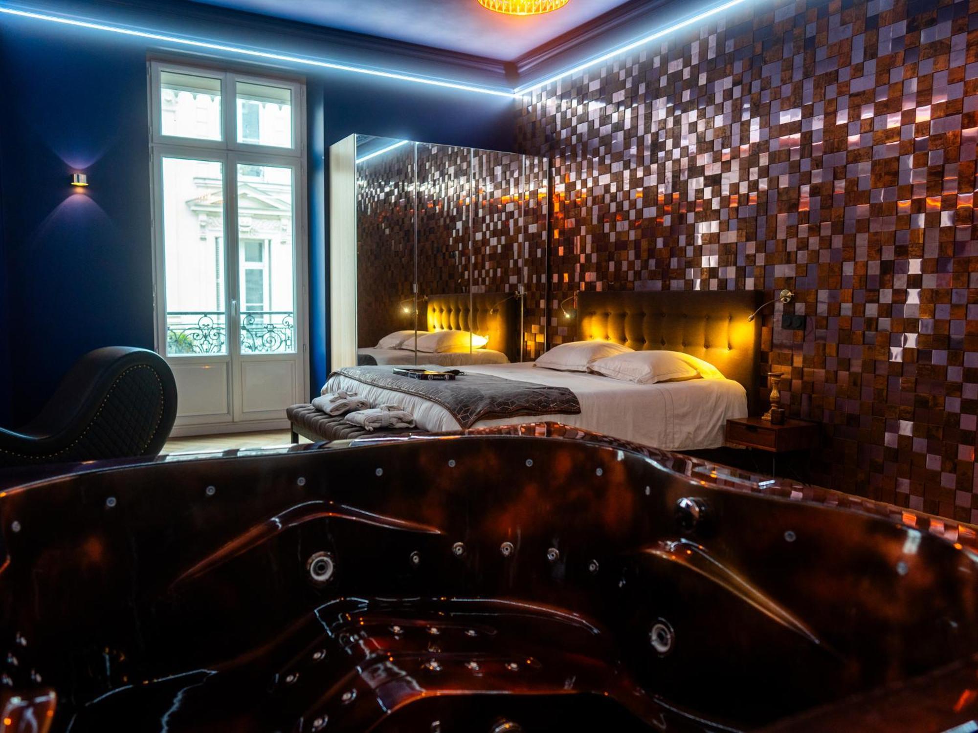 Le Voluptueux - Sauna - Jacuzzi - Centre-ville Apartment